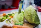 Kimchi lässt sich nicht nur aus Weißkohlblättern zubereiten, sondern auch aus den Schalen und dem Strunk von Blumenkohl. Foto: Frank Rumpenhorst/dpa-tmn
