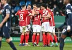 Die Freiburger Spieler jubeln nach dem ersten Tor gegen den VfL Bochum. Foto: David Inderlied/dpa