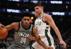 Der Basketballprofi Cam Thomas von den Brooklyn Nets in Aktion mit Grayson Allen von den Milwaukee Bucks. Foto: Morry Gash/AP/dpa