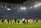 Die Hamburger Spieler feiern den Halbfinaleinzug. Foto: Christian Charisius/dpa