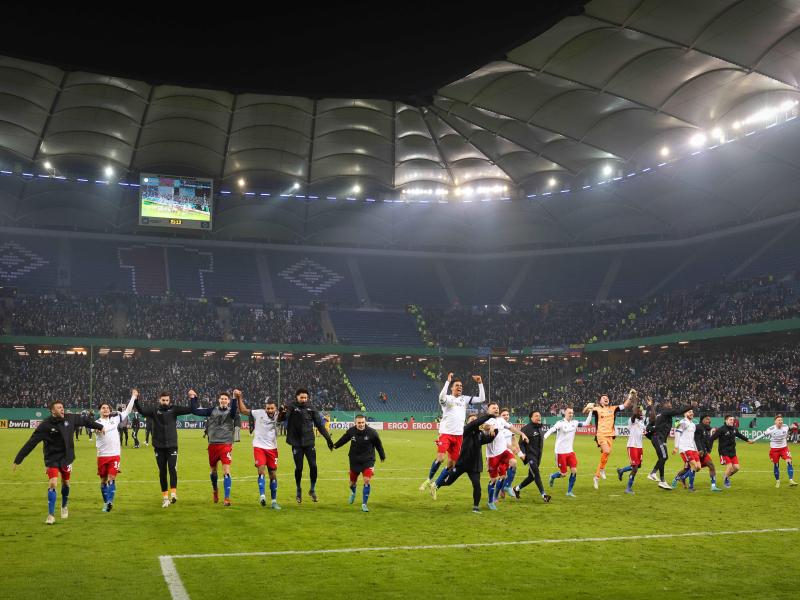 Die Hamburger Spieler feiern den Halbfinaleinzug. Foto: Christian Charisius/dpa