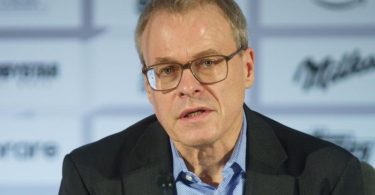Der Ex-Schalke-Finanzchef Peter Peters kritisiert rückblickend den Deal mit dem russischen Sponsor Gazprom. Foto: Frank Rumpenhorst/dpa