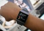 Die Fitnessarmband-Firma Fitbit ruft ihre Smartwatch Ionic zurück. Der Akku könnte überhitzen. Foto: Kay Nietfeld/dpa