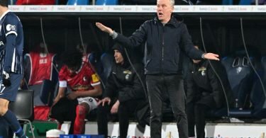 Freiburgs Trainer Christian Streich coacht seine Spieler während der Partie. Foto: David Inderlied/dpa