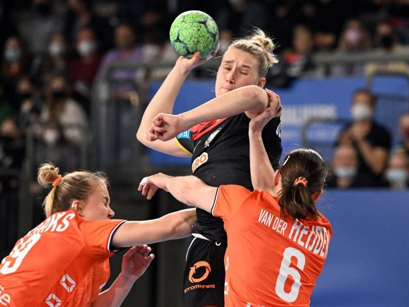 Die Niederländerinnen verteidigen am Wurfkreis gegen Lena Degenhardt (M). Foto: Federico Gambarini/dpa