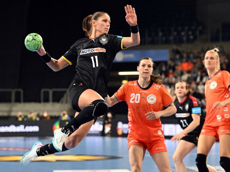 Xenia Smits (l) kommt zum Wurf auf das Tor der Niederländerinnen. Foto: Federico Gambarini/dpa