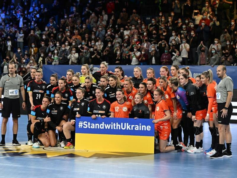 Vor dem Spiel setzten die deutschen und die niederländischen Nationalspielerinnen ein Zeichen der Solidarität mit der Ukraine. Foto: Federico Gambarini/dpa