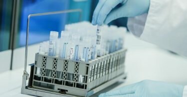 Experten rechnen damit, dass sich die Omikron-Variante BA.2 in Deutschland schon bald gegen die bislang vorherrschende Variante BA.1 durchsetzt. Foto: Uwe Anspach/dpa