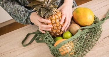 Reifegase im Obst führen dazu, dass Lebensmittel schneller verderben. Man kann sie aber auch sinnvoll einsetzen. Foto: Christin Klose/dpa-tmn