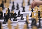 Die Schach-Bundesliga steht vor einer Regeländerung aufgrund des Ukraine-Kriegs. Foto: Felix König/dpa
