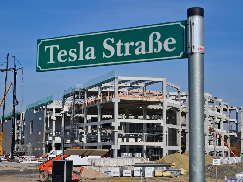 Die Tesla-Baustelle mit dem Rohbau für die künftige Batteriefabrik. Foto: Patrick Pleul/dpa-Zentralbild/dpa