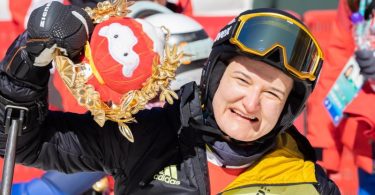 Anna-Lena Forster aus Deutschland jubelt über Platz zwei beim Para Ski Alpin in der Kategorie sitzend. Foto: Christoph Soeder/dpa