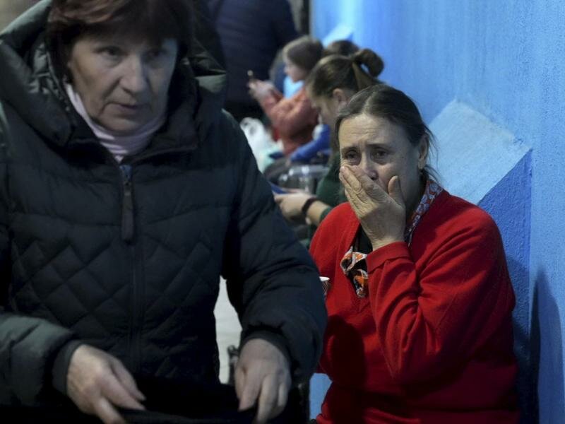 Bewohner von Mariupol suchen Schutz in einem Gebäude. Die zweitgrößte Stadt der Ukraine wird seit Tagen von russischen Truppen belagert. Foto: Evgeniy Maloletka/AP/dpa