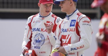 Das Formel-1-Team Haas trennt sich vom Piloten Nikita Masepin aus Russland (l), hier im Gespräch mit Mick Schumacher. Foto: James Gasperotti/ZUMA Wire/dpa