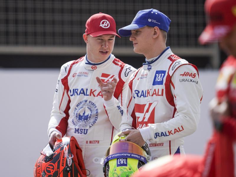 Das Formel-1-Team Haas trennt sich vom Piloten Nikita Masepin aus Russland (l), hier im Gespräch mit Mick Schumacher. Foto: James Gasperotti/ZUMA Wire/dpa
