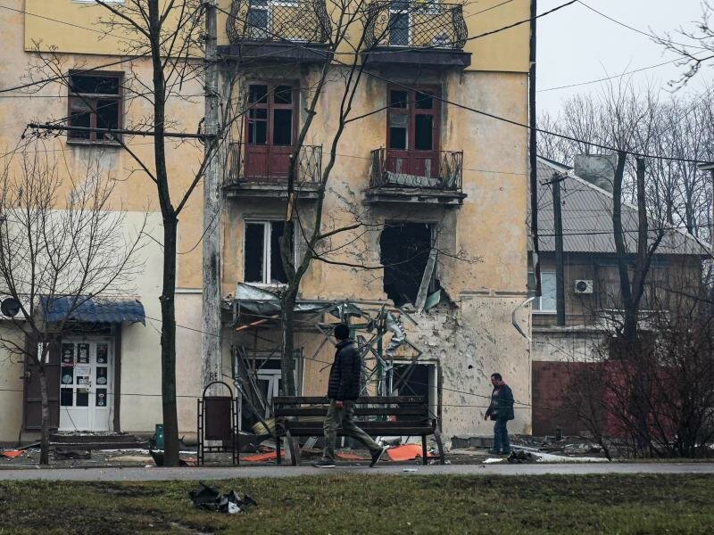 Beschossenes Haus in Mariupol. Zivilisten sollen die Stadt durch humanitäre Korridore verlassen können. Foto: Evgeniy Maloletka/AP/dpa