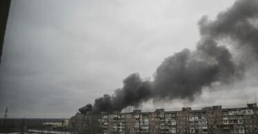 Rauch steigt in Mariupol nach dem Beschuss durch russische Streitkräfte auf. Der ukrainische Präsident Selenskyj hat zur weiteren Verteidigung der Hafenstadt aufgerufen. Foto: Evgeniy Maloletka/AP/dpa