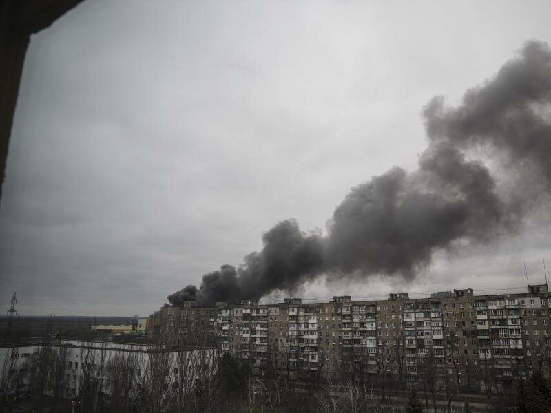 Rauch steigt in Mariupol nach dem Beschuss durch russische Streitkräfte auf. Der ukrainische Präsident Selenskyj hat zur weiteren Verteidigung der Hafenstadt aufgerufen. Foto: Evgeniy Maloletka/AP/dpa