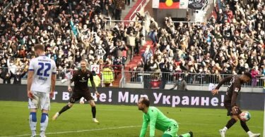 Sankt Paulis Simon Makienok (2.v.l) feiert sein Tor zum 3:0. Foto: Christian Charisius/dpa