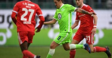 Wolfsburgs Max Kruse (M) versucht sich gegen Unions Sheraldo Becker und Robin Knoche durchzusetzen. Foto: Swen Pförtner/dpa