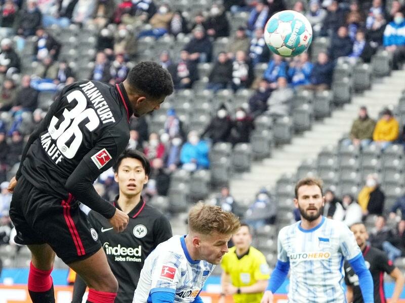 Der Frankfurter Ansgar Knauff (l) traf bei Hertha BSC zur Führung der Hessen. Foto: Soeren Stache/dpa-Zentralbild/dpa