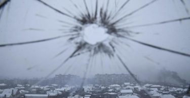 Blick aus einem durch Granatenbeschuss zerbrochenen Krankenhausfenster in Mariupol, Ukraine. Foto: Evgeniy Maloletka/AP/dpa
