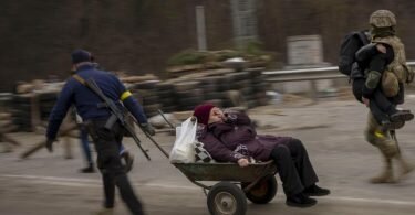Es werde «erbittert gekämpft, um ukrainische Städte von den russischen Besatzern zu befreien», heißt es vom ukrainischen Militär. Hier helfen Soldaten einer fliehenden Familie bei der Überquerung des Flusses Irpin. Foto: Emilio Morenatti/AP/dpa