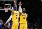 Lakers-Superstar LeBron James (r) klatscht sich mit Mitspieler Carmelo Anthony ab. Foto: Ashley Landis/AP/dpa