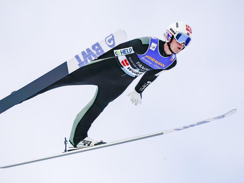 Daniel Andre Tande feierte ein Jahr nach seinem schweren Unfall einen Weltcup-Sieg. Foto: Terje Bendiksby//dpa