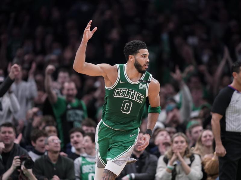 Mit 54 Punkten überragender Spieler gegen die Nets: Celtics-Forward Jayson Tatum. Foto: Steven Senne/AP/dpa