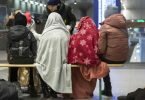 In Decken gehüllt sitzen diese Kinder aus dem ukrainischen Kriegsgebiet im Berliner Hauptbahnhof. Foto: Paul Zinken/dpa
