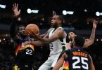 Khris Middleton (M.) war Topscorer der Milwaukee Bucks. Foto: Morry Gash/AP/dpa