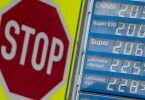 Ein Stoppchild steht neben einer Anzeigentafel von Preisen für Diesel und Benzin an einer Tankstelle. Foto: Sven Hoppe/dpa
