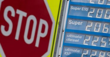 Ein Stoppchild steht neben einer Anzeigentafel von Preisen für Diesel und Benzin an einer Tankstelle. Foto: Sven Hoppe/dpa