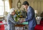 Königin Elizabeth II. (l) empfängt den kanadischen Premier Justin Trudeau auf Schloss Windsor. Foto: Steve Parsons/PA Wire/dpa