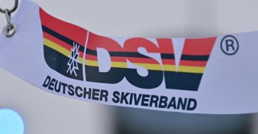 Eine Fahne mit dem Logo des Deutschen Ski-Verbandes (DSV) weht im Wind. Foto: Hendrik Schmidt/dpa-Zentralbild/dpa