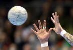 Ein Spieler fängt einen Handball. Foto: Ronny Hartmann/dpa-Zentralbild/dpa