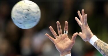 Ein Spieler fängt einen Handball. Foto: Ronny Hartmann/dpa-Zentralbild/dpa