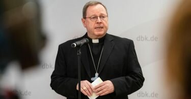 Der Vorsitzende der Deutschen Bischofskonferenz, Georg Bätzing, spricht bei der Eröffnungspressekonferenz der Frühjahrs-Vollversammlung der Deutschen Bischofskonferenz. Foto: Nicolas Armer/dpa