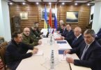 Das von der belarussischen Staatsagentur BelTA verbreitete Bild zeigt ukrainische und russische Vertreter, die an der dritten Gesprächsrunde in Brest, Belarus, teilnehmen. Foto: Uncredited/BelTA/AP/dpa