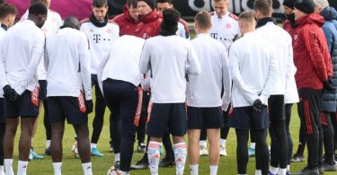 Bayern-Coach Julian Nagelsmann (M) schwört sein Team auf das Rückspiel gegen RB Salzburg ein. Foto: Tobias Hase/dpa