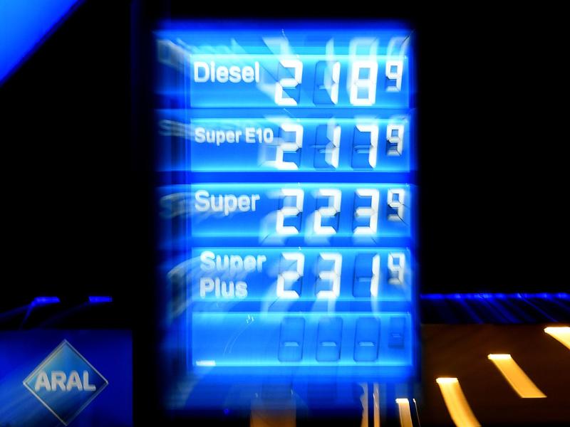 Die Preise für Diesel und Benzin an einer Tankstelle in München. Foto: Tobias Hase/dpa