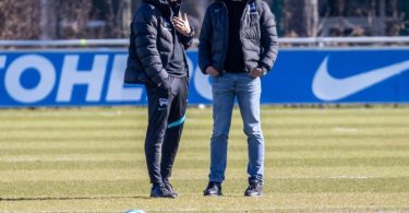 Herthas Geschäftsführer Fredi Bobic (r) stärkt Trainer Tayfun Korkut weiter den Rücken. Foto: Andreas Gora/dpa