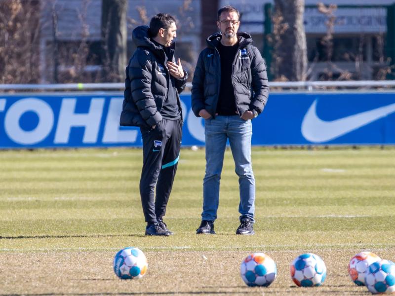 Herthas Geschäftsführer Fredi Bobic (r) stärkt Trainer Tayfun Korkut weiter den Rücken. Foto: Andreas Gora/dpa
