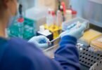 Bei der aktuell hohen Positivrate bei PCR-Tests muss auch von einer hohen Dunkelziffer ausgegangen werden. Foto: Daniel Reinhardt/dpa