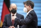 Einig in der Frage nach einem Embargo für russisches Gas und Öl: Kanzler Scholz und Wirtschaftsminister Habeck sehen darin keine Sanktions-Option für Deutschland. Foto: Michael Kappeler/dpa-Pool/dpa