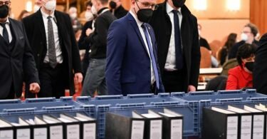 Der Verfassungsschutz will die AfD weiter als Verdachtsfall führen und entsprechend beobachten. Foto: Federico Gambarini/dpa