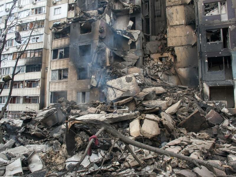 Eines der Hauptziele der russischen&nbsp;Streitkräfte: die Stadt Charkiw. Hier werden ukrainischen Angaben zufolge auch zivile Gebäude attackiert. Foto: Andrew Marienko/AP/dpa