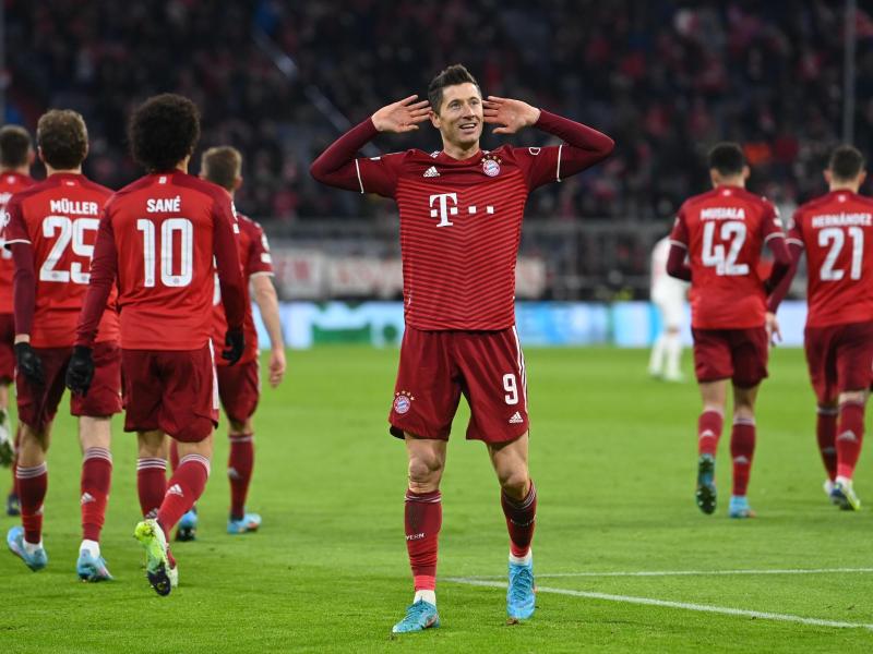 Münchens Robert Lewandowski bejubelt bejubelt sein Tor zum 3:0. Foto: Sven Hoppe/dpa