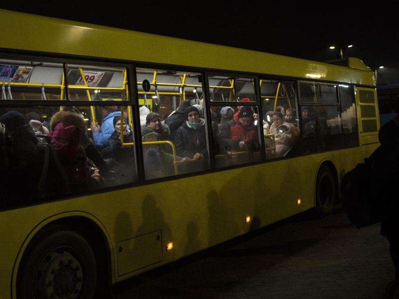 Auf der Flucht vor den russische Truppen: Dieser Bus bringt ukrainische Flüchtende aus Lwiw an die polnische Grenze. Foto: Bernat Armangue/AP/dpa